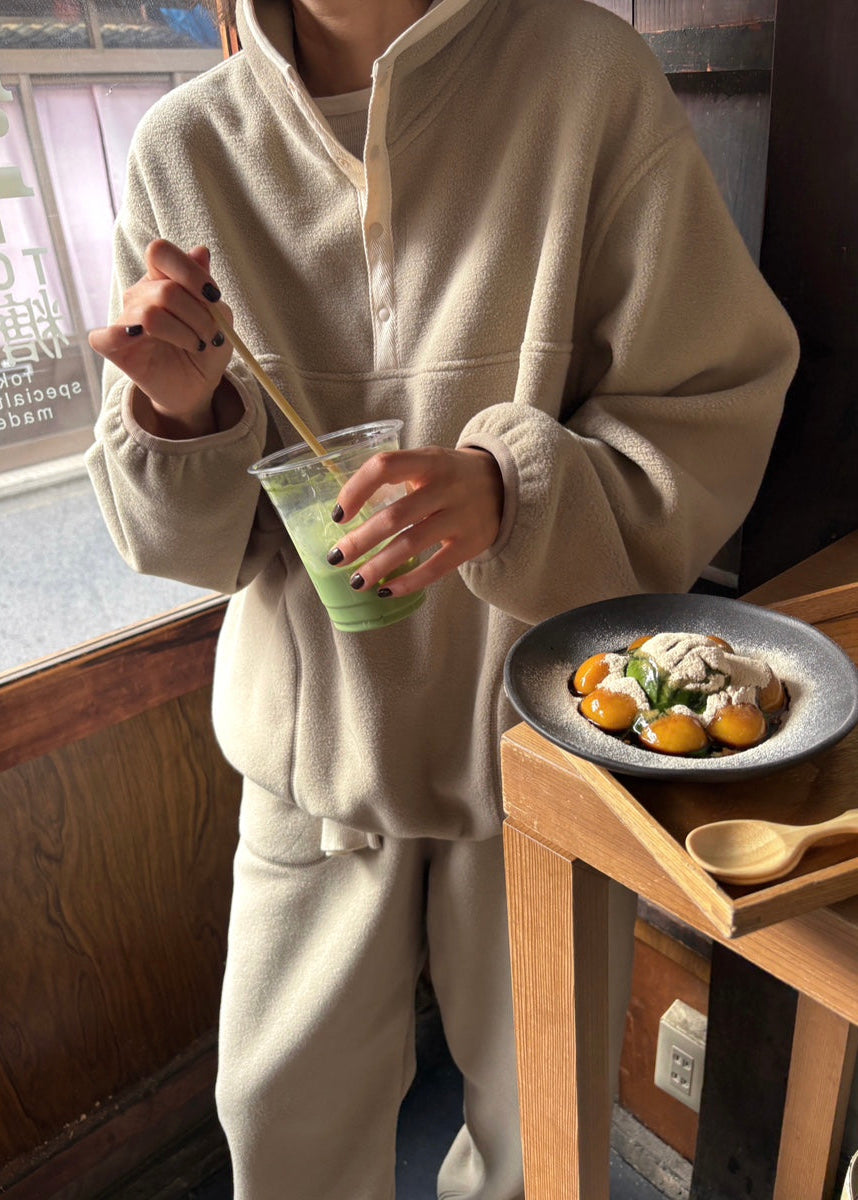 color:Khaki