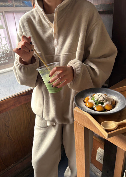 color:Khaki