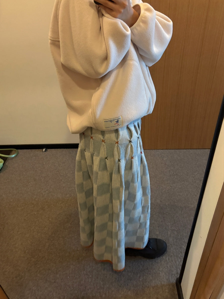 color:Cream