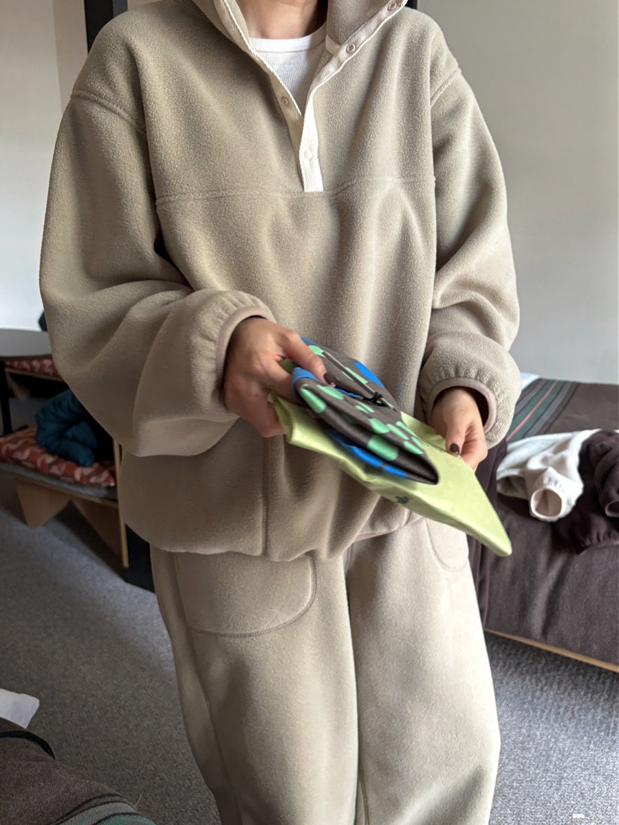 color:Khaki