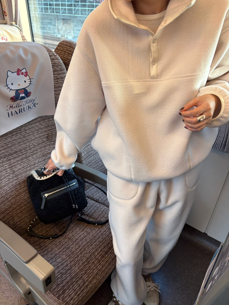 color:Cream