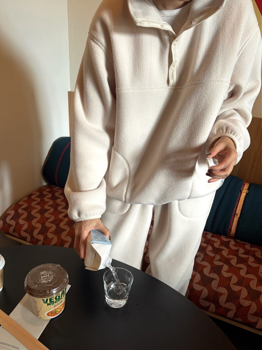 color:Cream